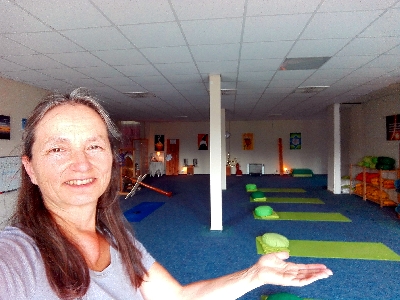 Yogaschule-Papenburg-Yoga-Raum-mit-Yogalehrerin.jpg